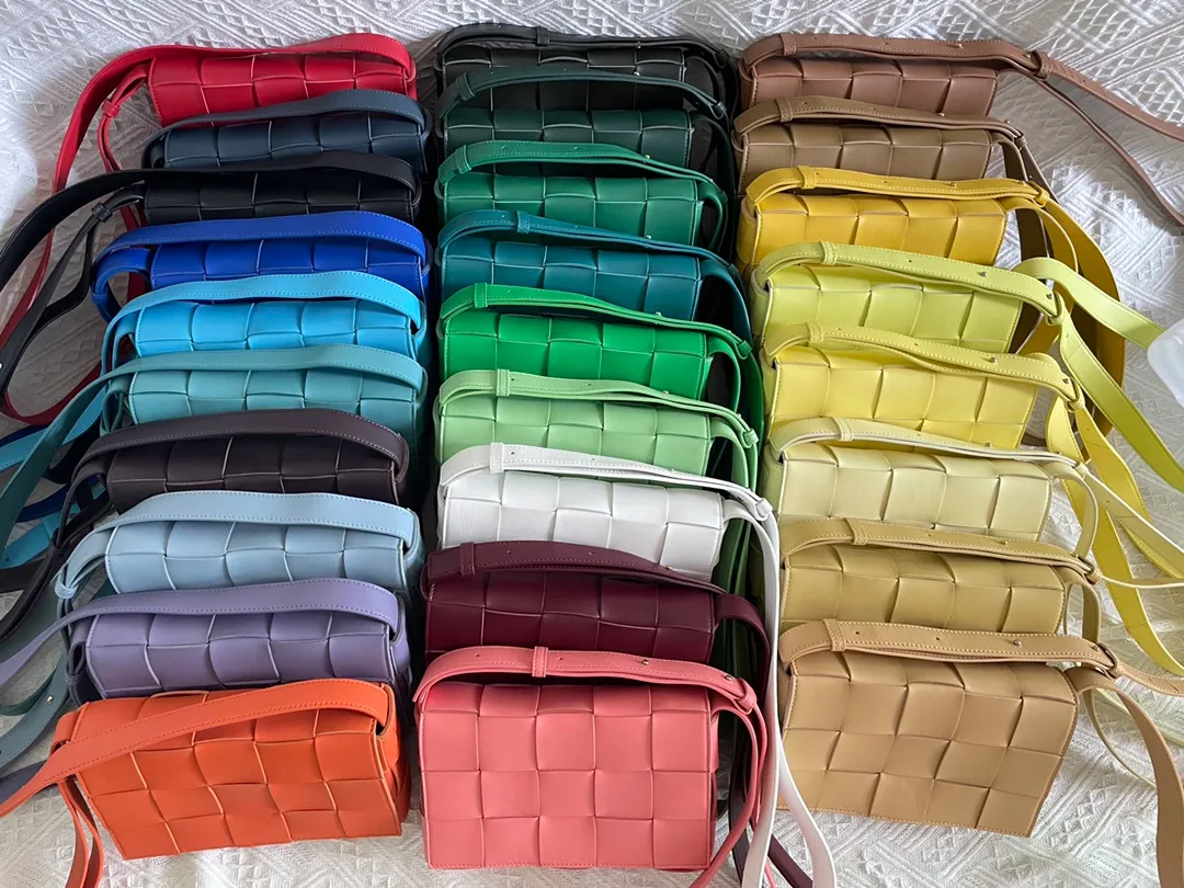 Super practical square crossbody bag with wide adaptability, unisex and the first choice for commuting and street photography ❤️🧡💛💚💙🤎🖤💜 Various colors to meet all matching needs